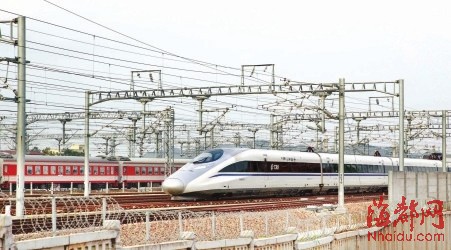 CRH380A動車與老式火車并行進出站，歷史與現(xiàn)代在此交融